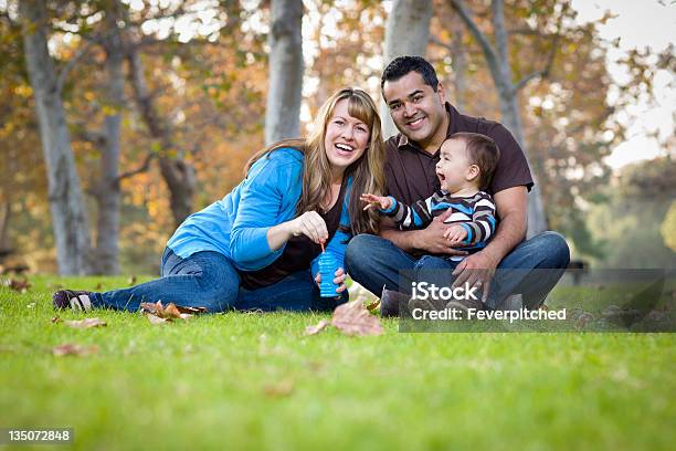 Famiglia Etnica Di Razza Mista Felice Giocando Con Le Bollicine Nel Parco - Fotografie stock e altre immagini di Adulto