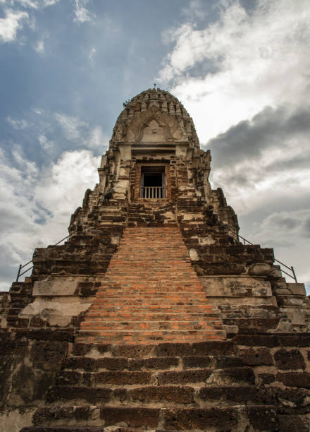 wat ratchaburana, a ruína de um templo budista em ayutthaya. - ratchaburana - fotografias e filmes do acervo