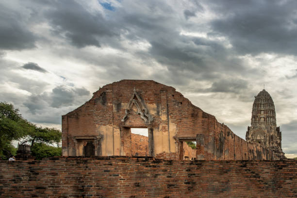 wat ratchaburana, a ruína de um templo budista em ayutthaya. - ratchaburana - fotografias e filmes do acervo