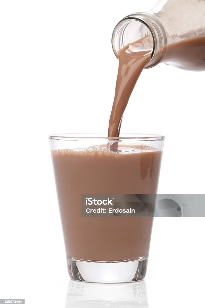 Flasche gießen Milch in ein Glas Schokolade - Lizenzfrei Bewegung Stock-Foto