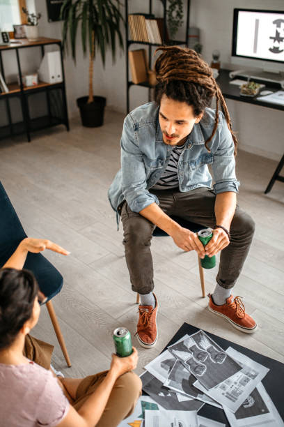 colegas tomando una copa en la oficina después de una exitosa jornada laboral - reflection dreadlocks men businessman fotografías e imágenes de stock