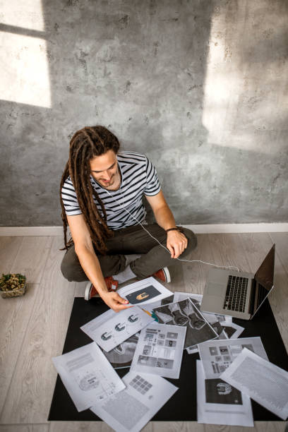 사무실 바닥에 앉아있는 동안 일하는 디자이너 - reflection dreadlocks men businessman 뉴스 사진 이미지