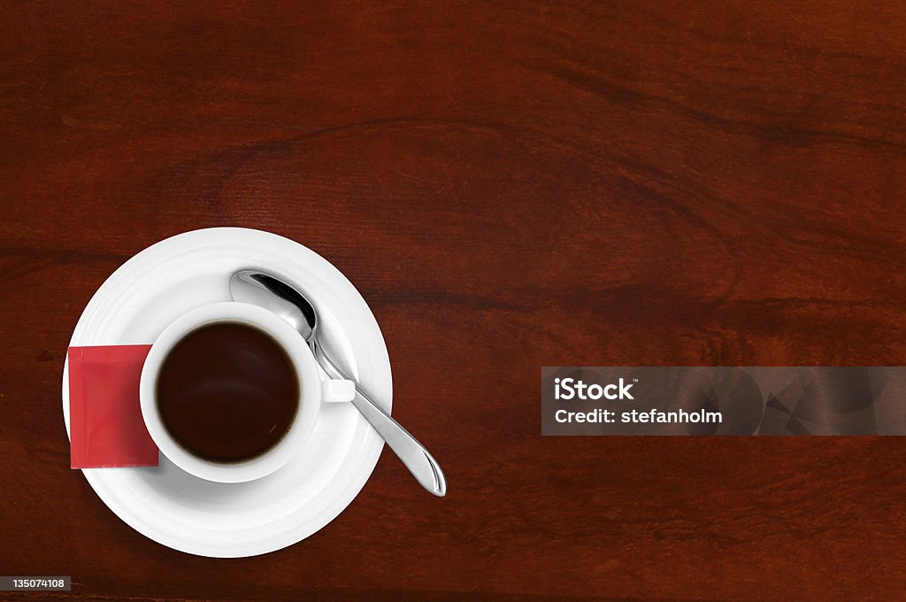 コーヒーカップ、スプーンとシュガーの赤い木製テーブル - エスプレッソのロイヤリティフリーストックフォト