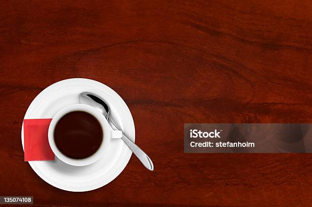 Filiżanka Do Kawy Z Łyżką I Cukru Na Drewnianym Stole Czerwony - zdjęcia stockowe i więcej obrazów Barwne tło