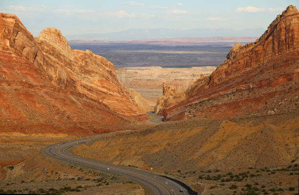 die straße im spotted wolf canyon - san rafael swell stock-fotos und bilder