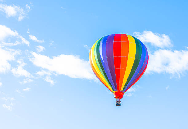 青空の背景を持つカラフルな熱気球 - ballooning festival ストックフォトと画像