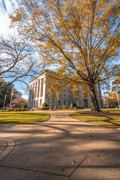 blick auf das north carolina state capitol gebäude in der herbstsaison, raleigh, nc, usa - north carolina raleigh north capital stock-fotos und bilder