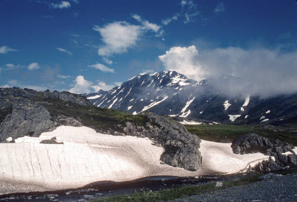 istock Alaska - Thompson Pass Mountains 1997 1350758799