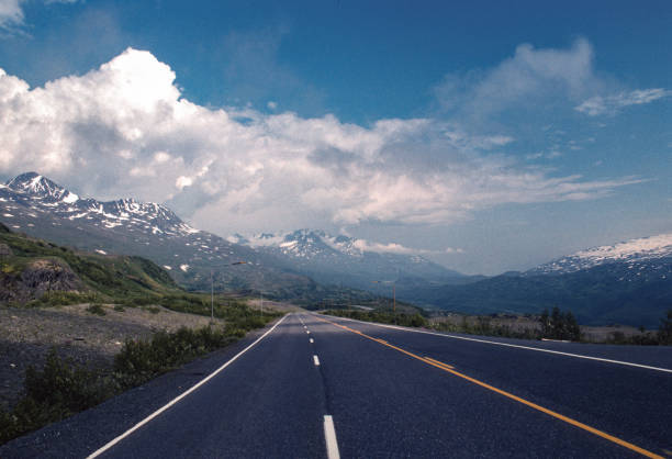 istock Alaska - Richardson Highway - Thompson Pass & Highway 1997 1350759430
