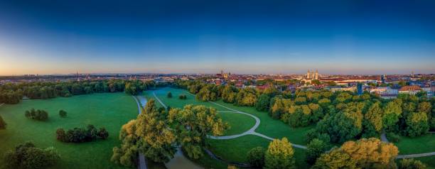 piękny widok z drona na englischer garten w monachium wczesnym rankiem - munich germany city panoramic zdjęcia i obrazy z banku zdjęć