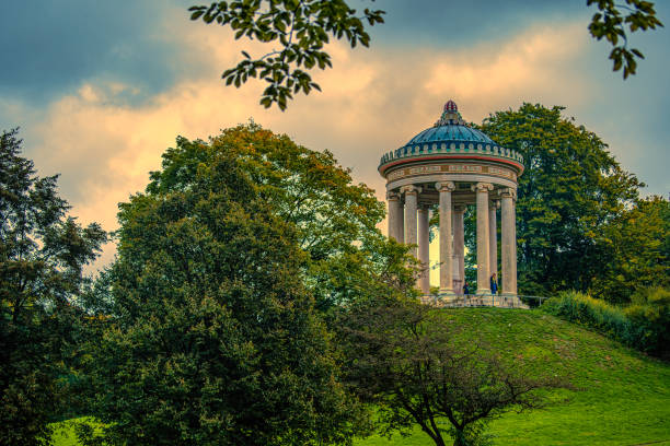 jardim inglês de munique - a bela arquitetura do templo dos monopteros na estaç�ão de outono com nuvens de pôr do sol. - englischer garten - fotografias e filmes do acervo