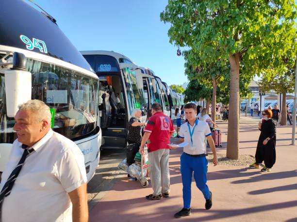 autobús de coral travel esperando a los turistas - editorial tourist travel destinations bus fotografías e imágenes de stock