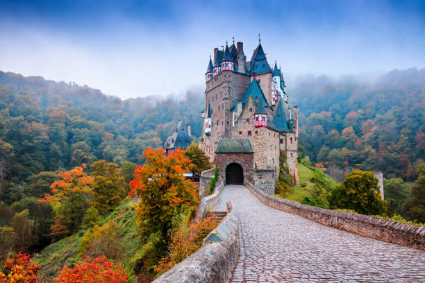 castillo de eltz o burg eltz. - castillo estructura de edificio fotografías e imágenes de stock