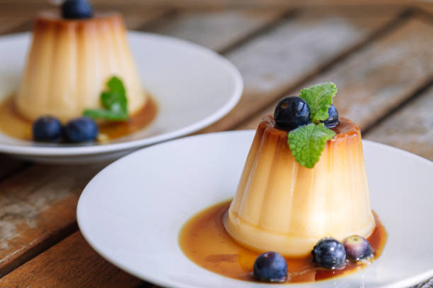 나무에 흰색 접시에 블루 베리와 맛있는 플란 - dessert creme brulee food gourmet 뉴스 사진 이미지