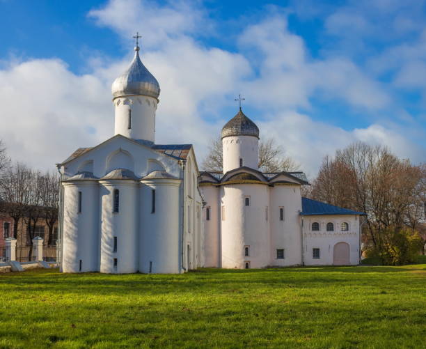 templo antiguo ortodoxo en velikiy novgorod. rusia. - cathedral russian orthodox clear sky tourism fotografías e imágenes de stock