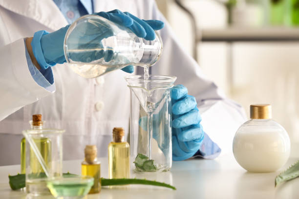 研究室でアロエでオーガニック化粧品を作る女性 - healthy lifestyle homeopathic medicine aloe plant ストックフォトと画像