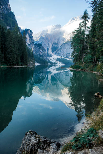 schöne italienische seelandschaft blick auf die landschaft - mountain lake stock-fotos und bilder