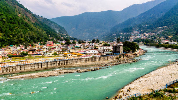 ウッタルカシの町とバギラティ川 - bagmati ストックフォトと画像