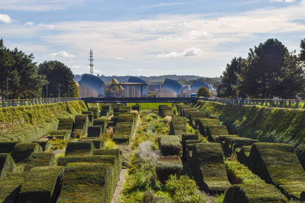 thames barrier park, londres, royaume-uni - thames flood barrier photos et images de collection