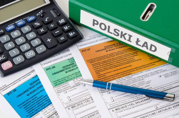 grandes nuevas regulaciones fiscales de 2022 llamadas "polski ład" - named financial services company fotografías e imágenes de stock