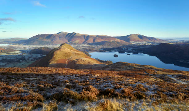 wschód słońca nad derwent water w pobliżu keswick - nature rough cumbria sunlight zdjęcia i obrazy z banku zdjęć