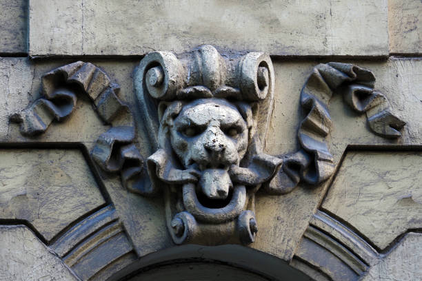 un visage du démon lion, bas-relief sur la façade du bâtiment - bas relief photos et images de collection