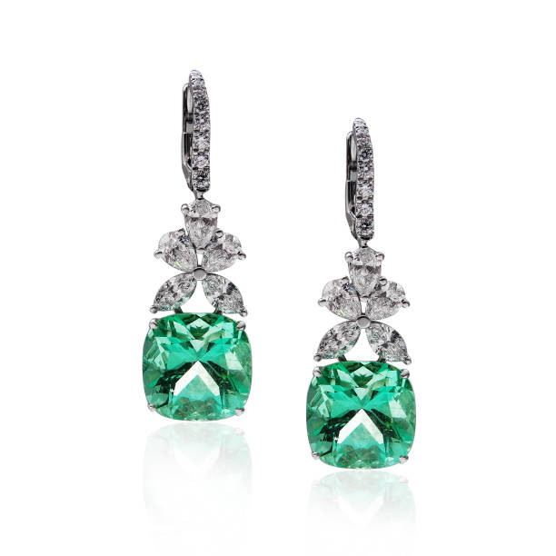 earrings with emerald - earring imagens e fotografias de stock