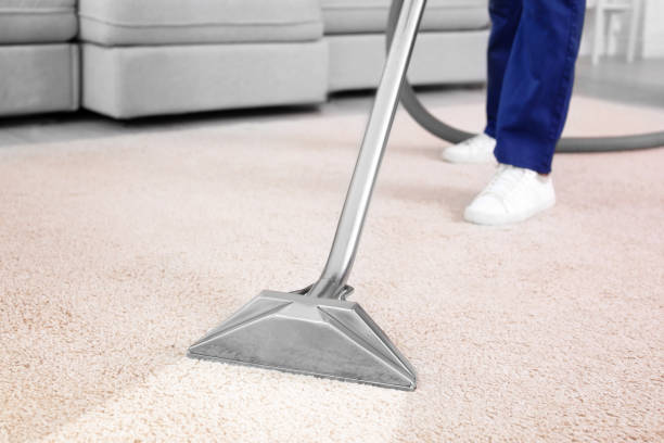 trabajador eliminando la suciedad de la alfombra en interiores, primer plano. servicio de limpieza - alfombra fotografías e imágenes de stock