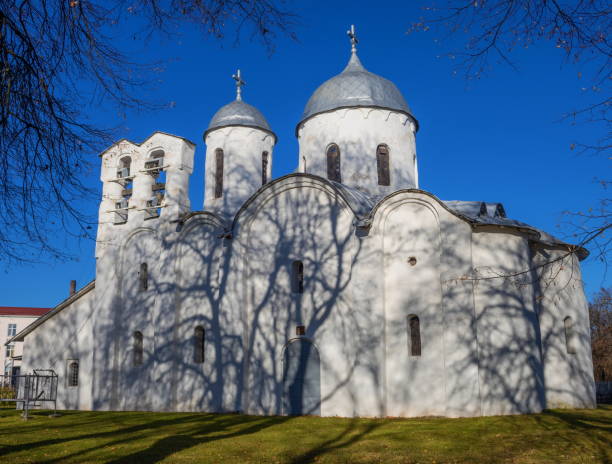 templo antiguo ortodoxo en pskov. rusia. - cathedral russian orthodox clear sky tourism fotografías e imágenes de stock