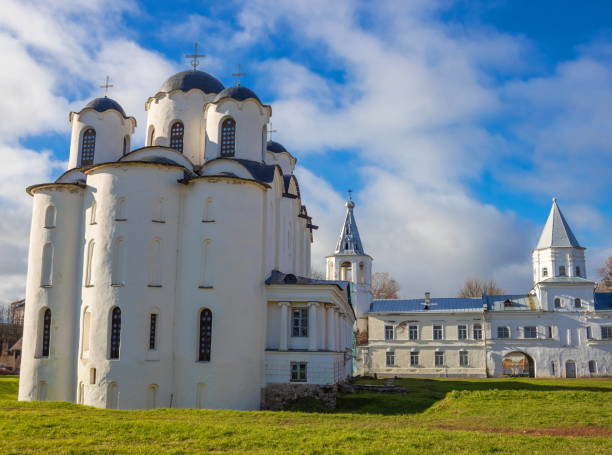 templo antiguo ortodoxo en velikiy novgorod. rusia. - cathedral russian orthodox clear sky tourism fotografías e imágenes de stock