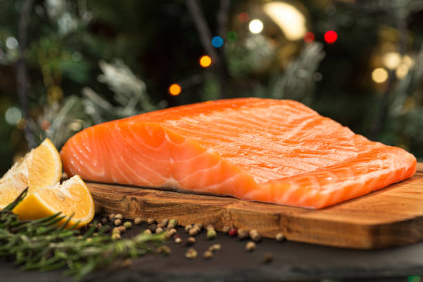 wędzony łosoś z rozmarynem, pomarańczami i pieprzem na drewnianej desce. tło bożego narodzenia i nowego roku - salmon fillet gravlax dill zdjęcia i obrazy z banku zdjęć