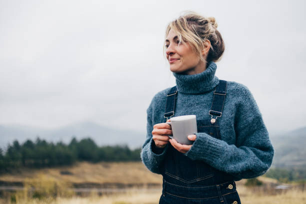 beautiful woman drinking tea in nature - simple living imagens e fotografias de stock
