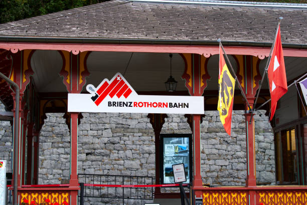 estação da famosa ferrovia suíça brienz rothorn. - brienz house switzerland european alps - fotografias e filmes do acervo
