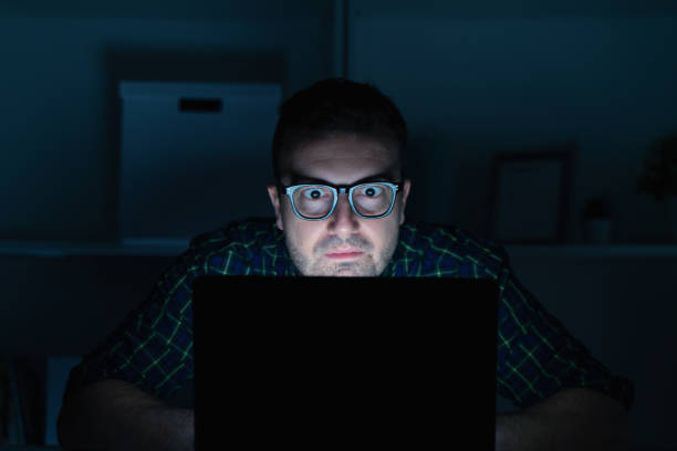 un ragazzo geek che usa il laptop di notte - addiction internet computer working late foto e immagini stock