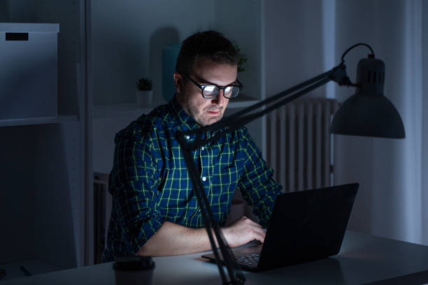 ritratto di un uomo usando il computer a tarda notte - addiction internet computer working late foto e immagini stock