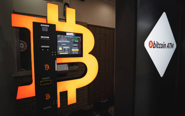 bitcoin atm for cryptocurrency exchange machine in poland - atm imagens e fotografias de stock