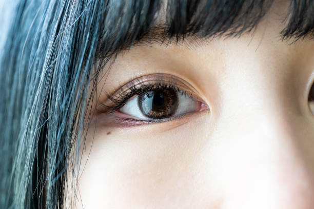 若いアジアの女性の目、彼女の目に色付きのコンタクトレンズ - serious women human face teenager ストックフォトと画像