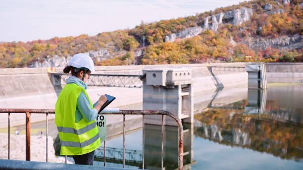 水力発電所で働くメンテナンス女性エンジニア。再生�可能エネルギーシステム。 - hydroelectric power station 写真 ストックフォトと画像