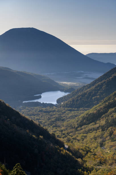 monte nantai visto de konsei pass - nikko national park - fotografias e filmes do acervo