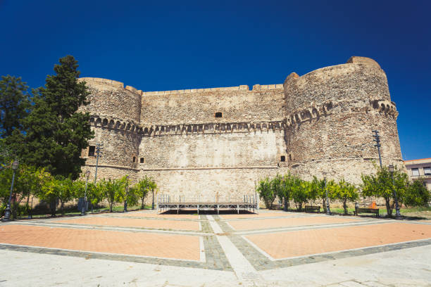 castello aragonese a reggio calabria, italia - italy calabria ancient city foto e immagini stock