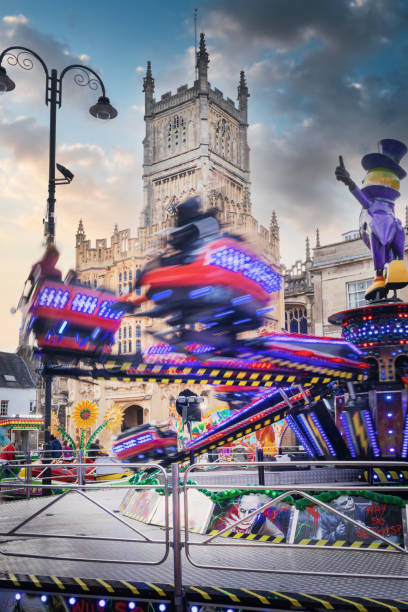 menschenmassen, die den nervenkitzel und die verschüttungen der jährlichen mop fair in cotswold, stadt cirencester, gloucestershire, genießen, die am 1. montag im oktober stattfindet - the thrills stock-fotos und bilder