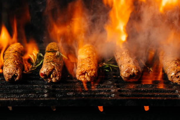 kebab de viande d’agneau sur le gril avec des flammes de feu agneau frotter sur barbecue - lamb kebab kofta ground photos et images de collection