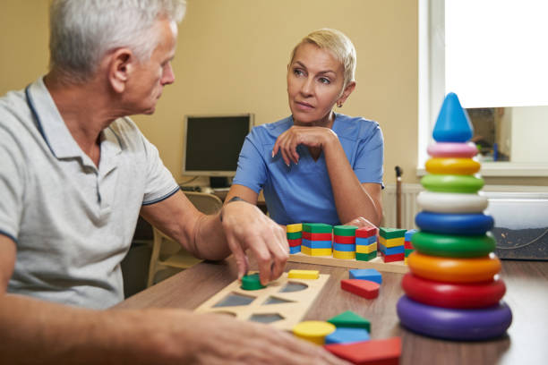 care for person who has dementia in medical center - occupational therapy imagens e fotografias de stock