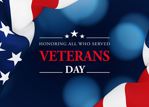 Concepto del Día de los Veteranos - Mensaje del Día de los Veteranos sentado sobre el fondo azul oscuro junto a la bandera estadounidense ondulada photo