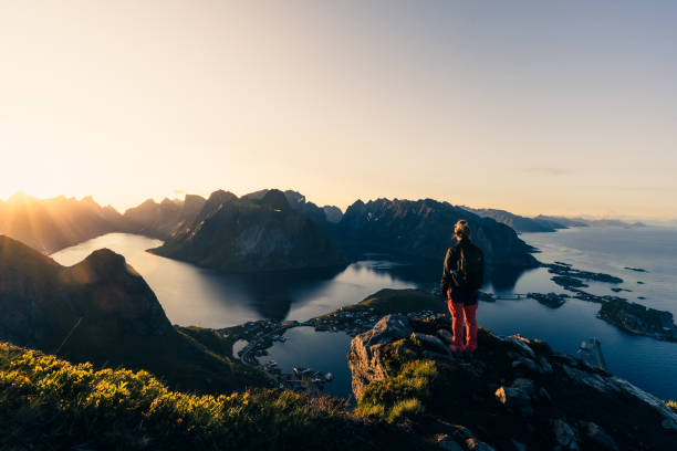 las magníficas islas lofoten - mountain mountain range norway fjord fotografías e imágenes de stock