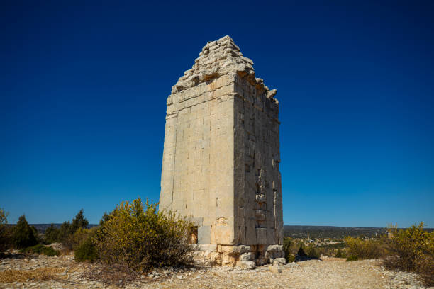 храм зевса диокаэсария (uzuncaburc) древний город в мерсине, турция - tyche стоковые фото и изображения