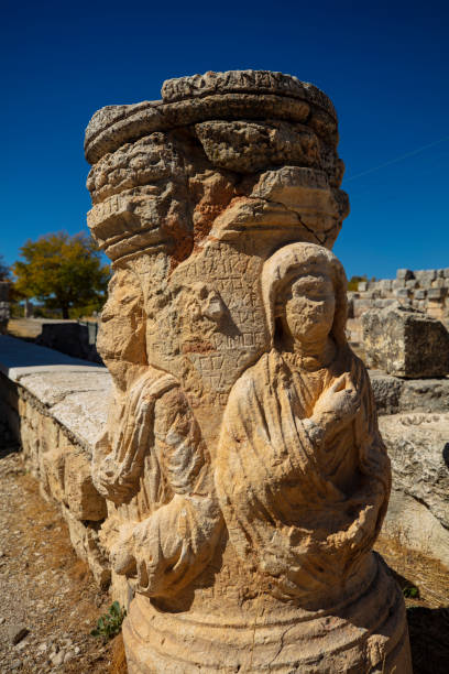 храм зевса диокаэсария (uzuncaburc) древний город в мерсине, турция - tyche стоковые фото и изображения