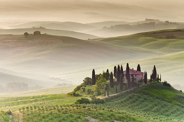 fazenda na toscana - house landscaped beauty in nature horizon over land - fotografias e filmes do acervo