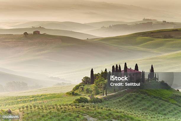 Foto de Fazenda Na Toscana e mais fotos de stock de Toscana - Itália - Toscana - Itália, Paisagem - Natureza, Cena Rural