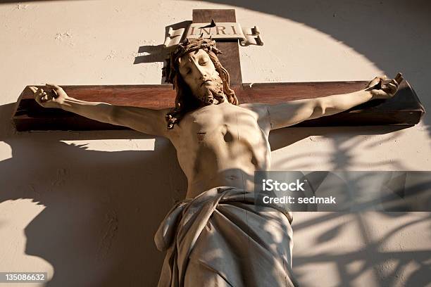 Jesus Cristo No Cruz - Fotografias de stock e mais imagens de Capitais internacionais - Capitais internacionais, Coroa - Enfeites para a cabeça, Cristianismo